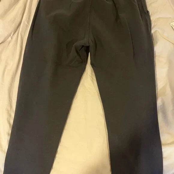 Abercrombie & Fitch - Picture 3 of 4